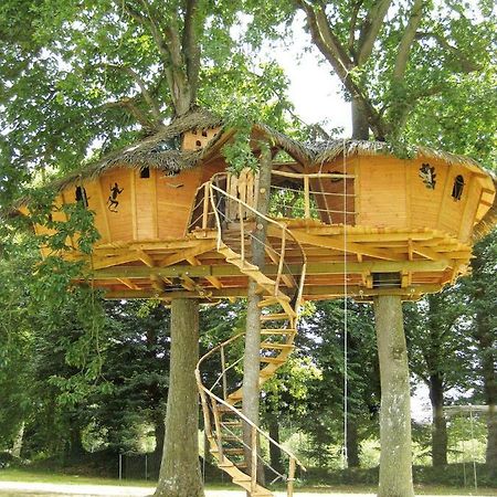 Bed and Breakfast Insolite Dans Les Arbres Les Ormes, Epiniac Exterior foto