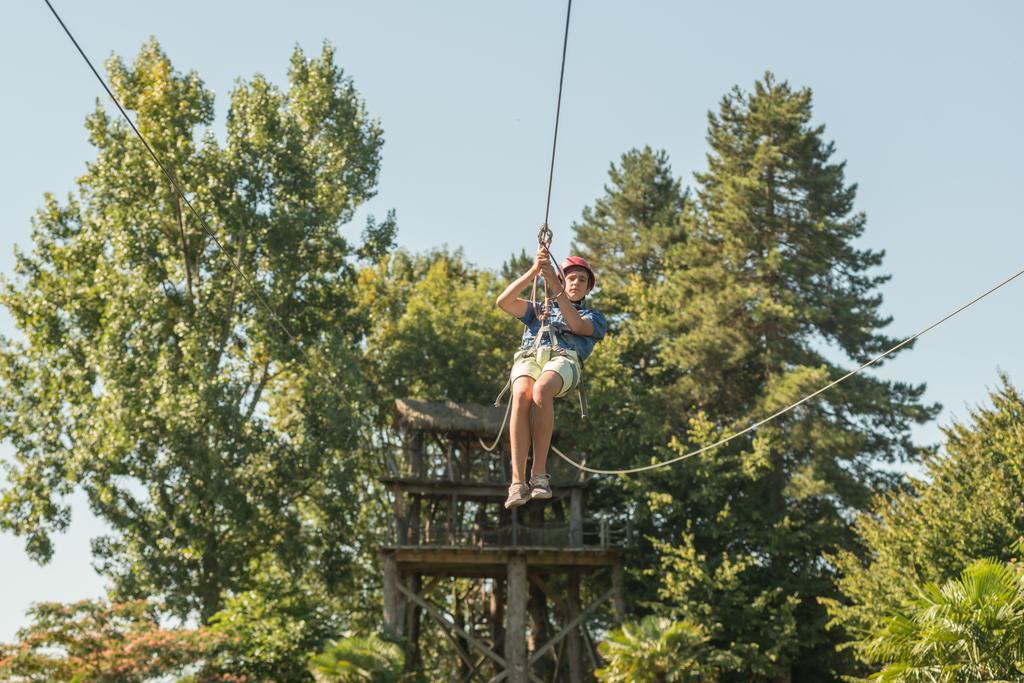 Bed and Breakfast Insolite Dans Les Arbres Les Ormes, Epiniac Exterior foto