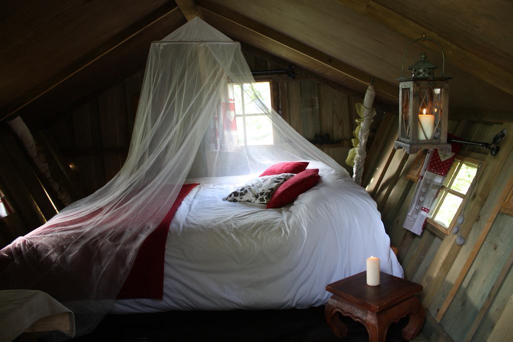 Bed and Breakfast Insolite Dans Les Arbres Les Ormes, Epiniac Exterior foto