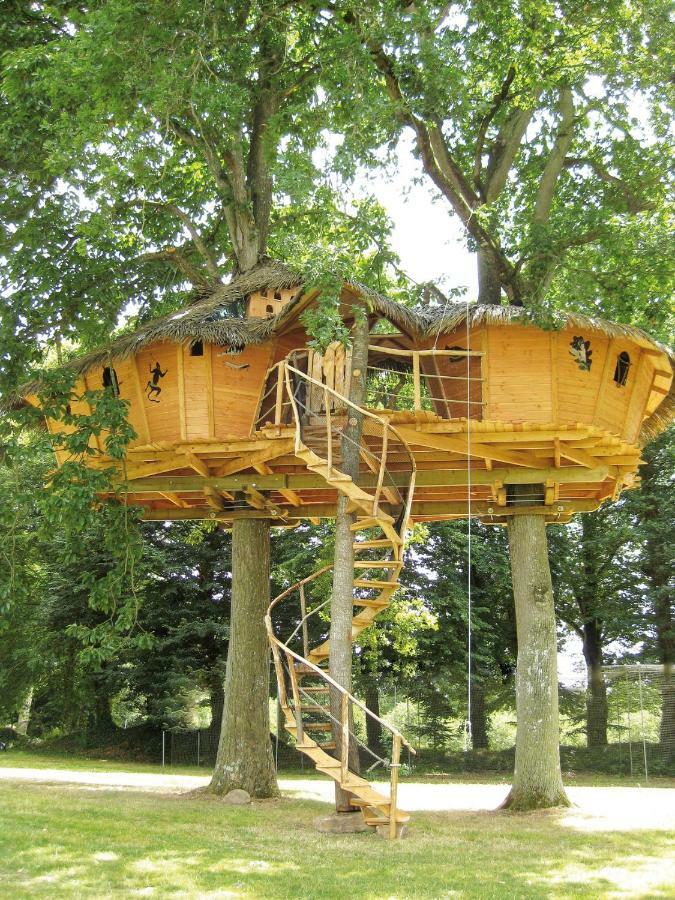 Bed and Breakfast Insolite Dans Les Arbres Les Ormes, Epiniac Exterior foto